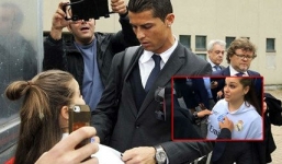 Fan nữ xé rào an ninh để được Ronaldo ký vào... ngực